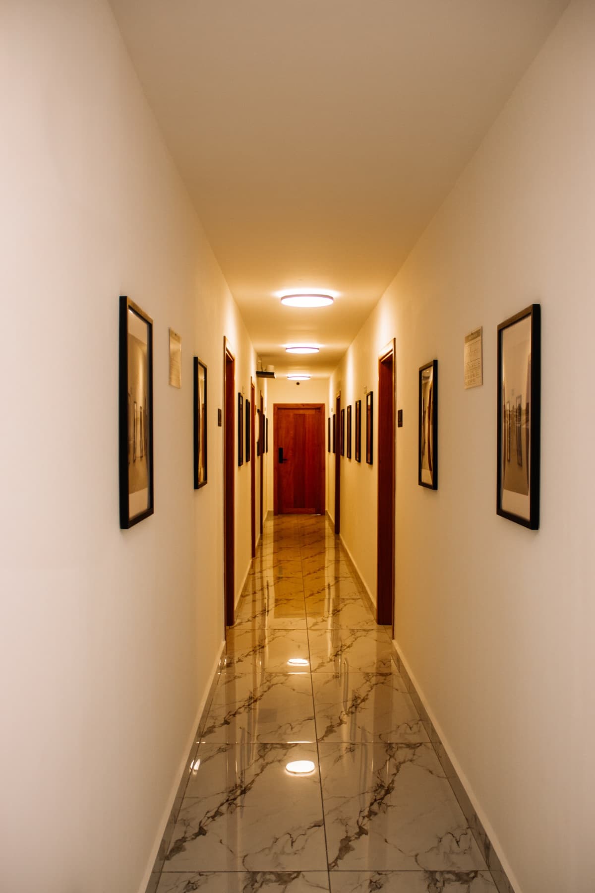 Couloir en marbre de la Résidence Feuille à Pointe-Noire