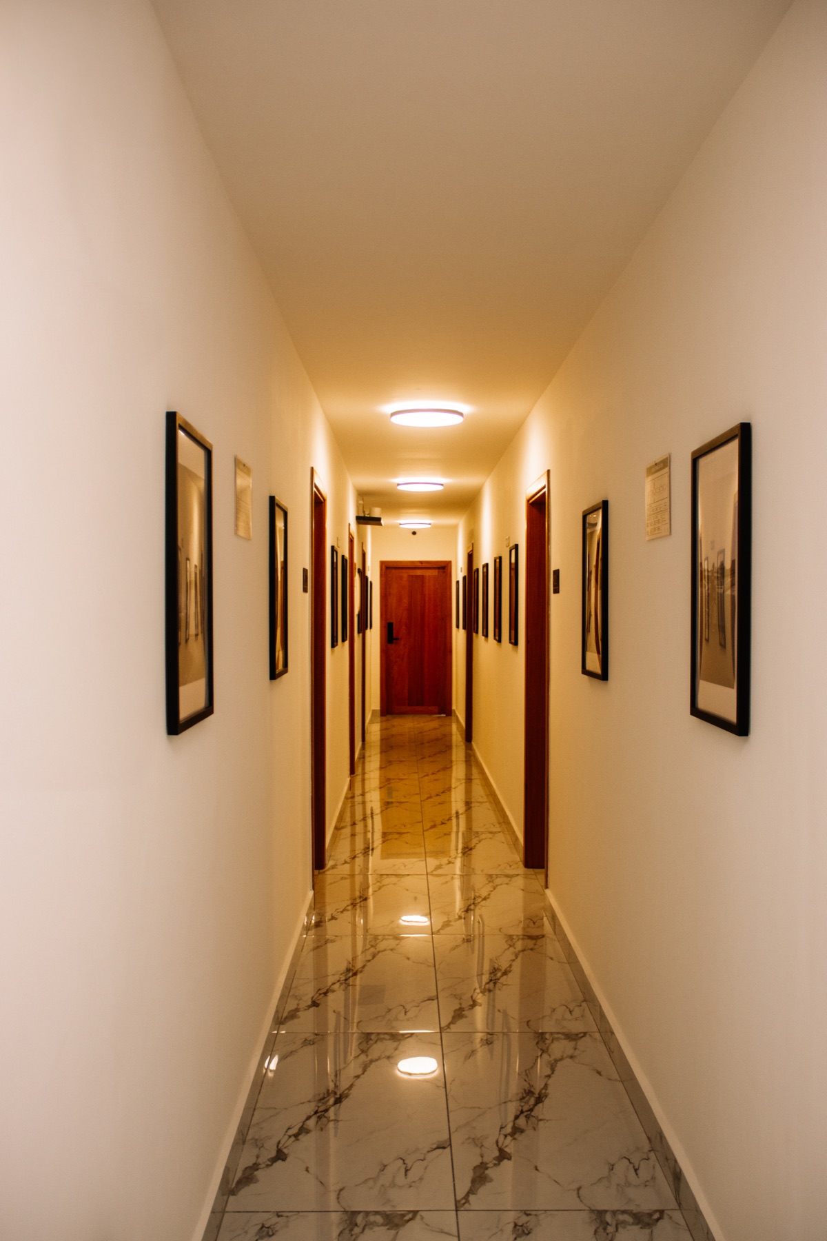 Couloir en marbre de la Résidence Feuille à Pointe-Noire