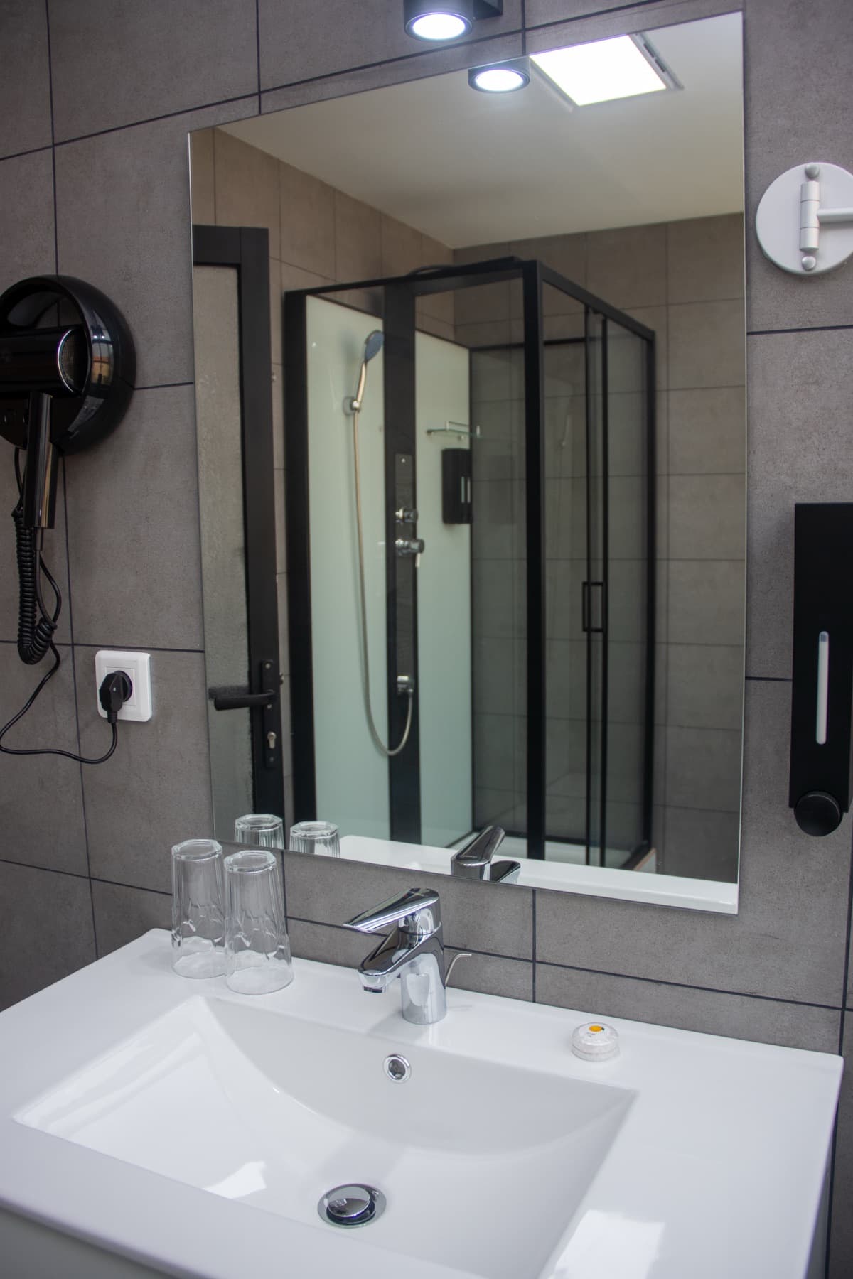 Salles de bain — Résidence Feuille, hôtel à Pointe-Noire